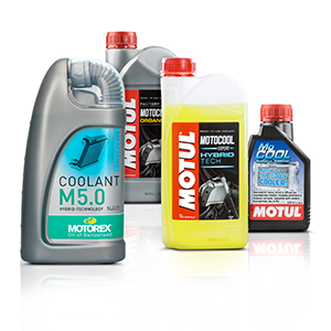 Quattro bottiglie di liquido refrigerante per moto Motorex e Motul in diverse versioni.